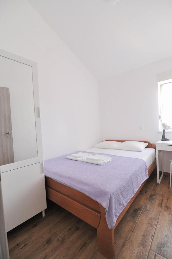 Apartmani Rebecca Vir Exterior photo
