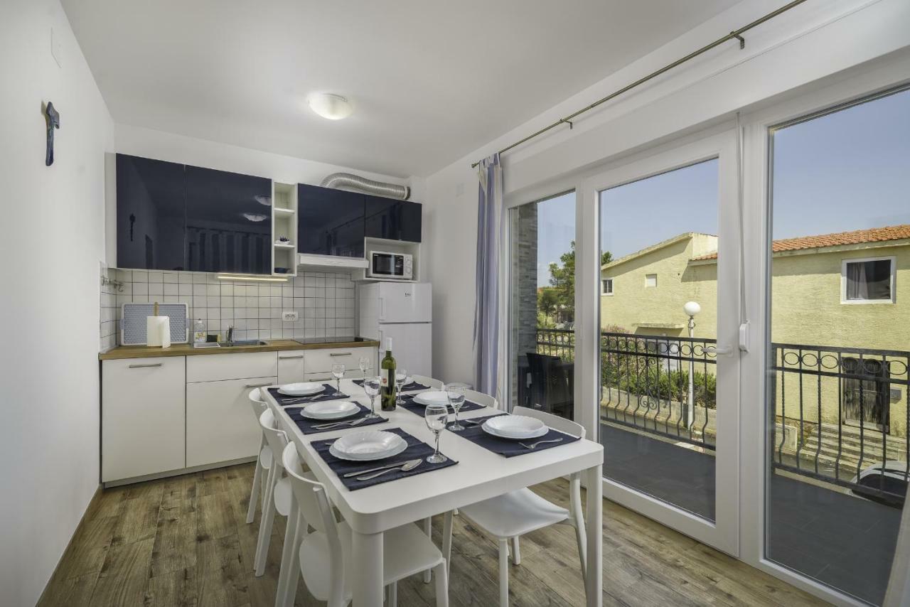Apartmani Rebecca Vir Exterior photo
